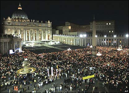 Ribuan peziarah berkumpul di malam hari dengan diterangi lilin, yang menandai detik-detik wafatnya Paus Johannes Paulus II satu tahun lalu.
