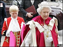 即将出席封爵仪式的英女王