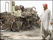 Homem passa por destroços resultante de explosão