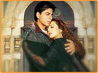 شاہ رخ خان اور پریتی زنتا گزشتہ سال کی ہٹ فلم ’ویرزارا‘ میں۔