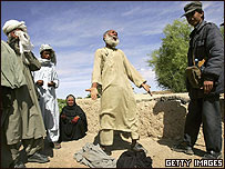 مقاومت يک کشاورز افغان در برابر از بين برده مزرعه خشخاش