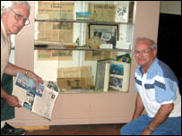 Ken Turner (esq.) e Ed Modesitt mostram coisas do Brasil no museu de Brazil