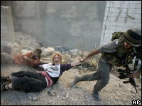 Colonos judeus são retirados à força de casa na Cisjordânia por policial israelense (foto de arquivo)