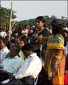 অনুষ্ঠানে মহিলা দর্শকদের উপস্থিতির দিকে বিশেষ নজর দেয়া হতো