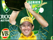 ट्रॉफी के साथ कप्तान पोंटिंग