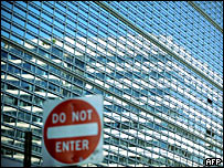 Prédio do FMI refletido no prédio do Banco Mundial