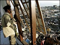 Pessoas ainda limpam escombros no Sri Lanka