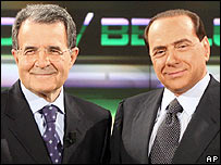 Romano Prodi (esq) e Silvio Berlusconi