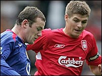 Wayne Rooney tranh bóng cùng Steven Gerrard