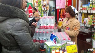 河北邯鄲市民在超市搶購礦泉水（中新社圖片5/1/2013）