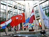 Brüksel'de Avrupa Konseyi binası önünde Türk bayrağı