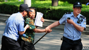 北京朝阳医院外一名上访者被警察带走（8/5/2012）