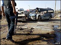 Carro destruído após explosão em Bagdá