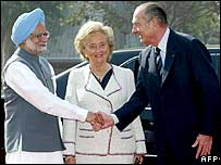 فرانسیسی صدر ژاک شیراک بھارتی وزیرِاعظم منموہن سنگھ کے ہمراہ