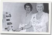 Ann Hilyer ac Audrey Owen yn torri'r deisen pen blwydd