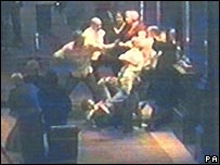 Một băng nhóm tấn công người ở Newcastle