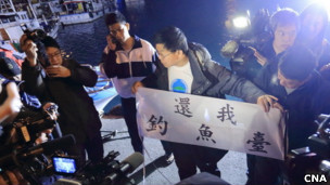 台湾保钓人士在新北市深澳港出发前向记者展示标语（台湾中央社图片24/1/2013）