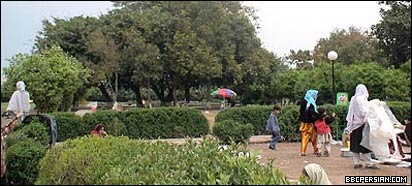 زنان و دختران افغان در باغ زنانه پیشاور پاکستان