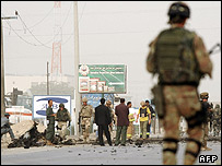 یک سرباز خارجی در صحنه انفجار کابل