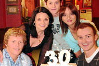 Cast Pobol y cwm yn dathlu