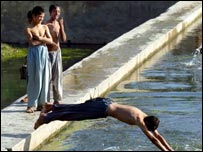 اجمل ډنډ ته ځان اچوي