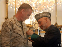 حامد کرزی در ديدار با ژنرال جونز به اومدال می دهد - 28 اکتبر 2006