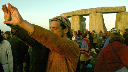 Addolwr yn Stonehenge