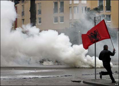 Dëshmitarët thonë se një grup nga turma qëlloi me gurë kundër policisë e cila u përgjigj me gazlotsjellës dhe pompa uji.