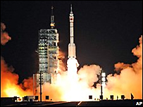 Thần Châu VII rời dàn phóng