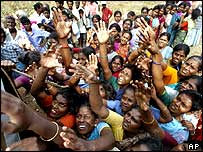 لوگوں کو خوراک کی امداد دی جا رہی ہے