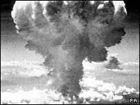 توده دود حاصل از افکندن بمب اتمی بر ناگازاکی