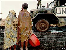 Trẻ em nhìn quân LHQ ở Rwanda-ảnh tư liệu