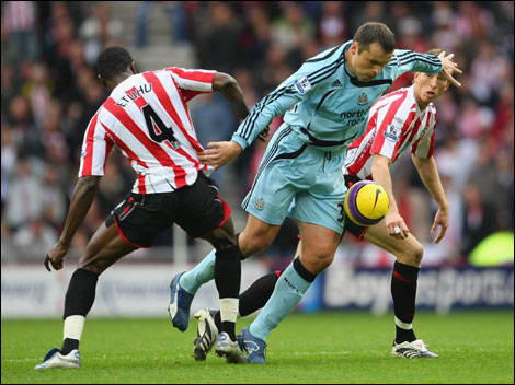 Etuhu tackles Viduka