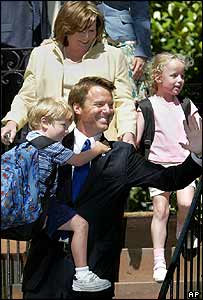 O candidato democrata a vice, John Edwards, com sua família