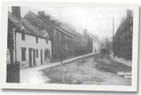 Ganed Bobi Owen yn y tŷ sydd tu ol i'r polyn mawr ar y dde.