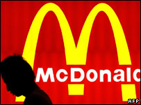 McDonalds amblemi ve bir çalışan