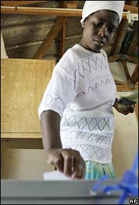 Người dân đi bỏ phiếu