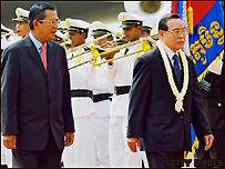 TT Phan Văn Khải duyệt binh với TT Hun Sen