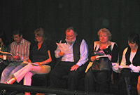 Actorion ar lwyfan yn theatr Dylan Thomas, Abertawe.