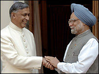 شوکت عزیز اور منموہن سنگھ(فائل فوٹو)