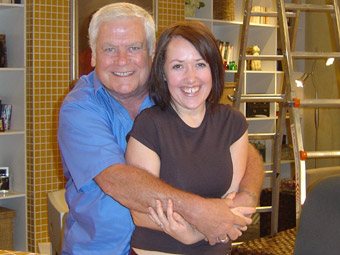 Dot Rees yn cyfarfod Lou Carpenter, yr actor, Tom Oliver, ar set yr opera sebon, Neighbours