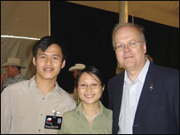 Nguyễn Tiến Trung cùng bạn Hoàng Lan chụp hình chung với cố vấn tổng thống, Karl Rove