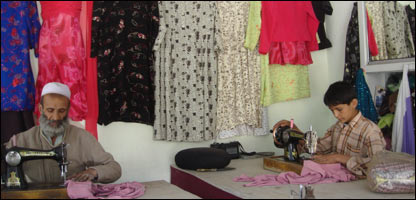 خياط نوجوان با استادش 