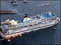 Navio Sea Diamond sendo evacuado