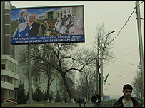 Президент Ислом Каримовнинг суратлари ва айтган сўзлари ёзилган шиорлар кўп 