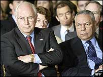 O vice-presidente dos Estados Unidos, Dick Cheney (esq.), com o secretário de Estado dos Estados Unidos, Colin Powell
