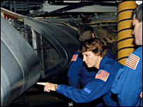 آيلين کالينز تکه های آر سی سی را معاينه می کند