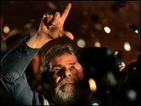 O presidente Luiz Inácio Lula da Silva comemora a sua reeleição (29/10/2006)