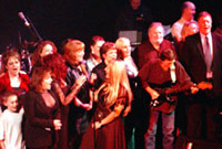 Final'r gyngerdd - nifer o'r artistiaid ar y llwyfan