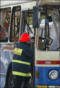 Trosky autobusu po výbuchu